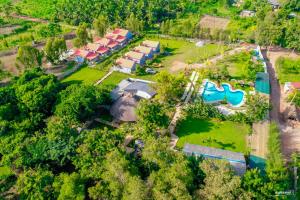 Natu Resort的带水上乐园的度假村的鸟瞰图