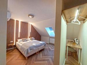 ein Schlafzimmer mit einem Bett in einem Zimmer in der Unterkunft Kwietny Stoczek 70 in Białowieża