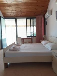 Cama o camas de una habitación en Vila Aliaj beautiful room for 2 with air conditioning