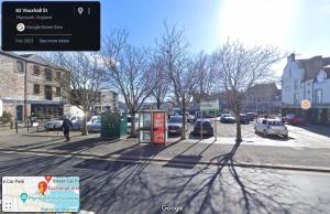 una calle con coches aparcados al costado de la carretera en The Blue Barbican Flat- spacious, stylish, in a perfect location and accessible, en Plymouth