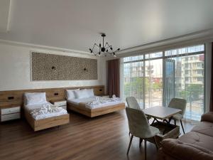un soggiorno con due letti e un tavolo di Hotel Sunlight a Kobuleti
