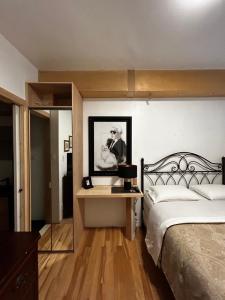 1 dormitorio con cama, escritorio y espejo en Gite Le Sieur de Joliette, en Montreal