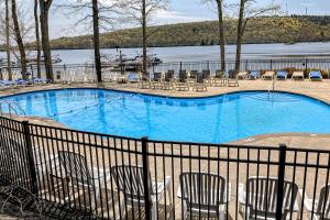 una gran piscina azul con sillas y agua en Mystic Sunrise en Lake Harmony