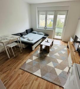 - un salon avec un canapé et une table dans l'établissement Studio apartman ANNI, Self CHECK-IN, à Osijek