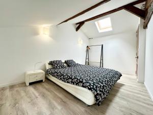 Postel nebo postele na pokoji v ubytování Les Remparts de Pitrac - Au Cœur de l'Hyper Centre