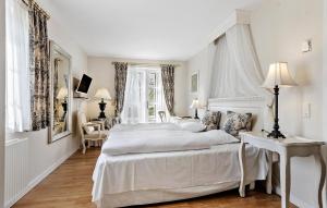 5 Bedroom Cozy Home In Faaborg客房内的一张或多张床位