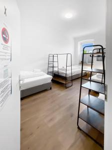 een kamer met 2 stapelbedden en een houten vloer bij feworld living - Deutsch Wagram bei Wien in Deutsch-Wagram