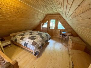 widok na sypialnię w drewnianym domku w obiekcie Garten Eden w mieście Frohburg