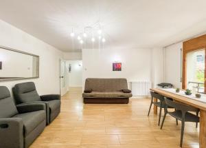 een woonkamer met een bank en een tafel bij Apartamento reformado Central park en el centro de Andorra in Escaldes-Engordany