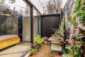 un balcón con una cama y un montón de plantas en Cozy room in Stoneybatter, Dublin en Dublín