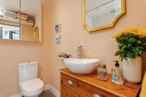 y baño con lavabo, aseo y espejo. en Cozy room in Stoneybatter, Dublin en Dublín
