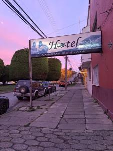 una señal para un hotel al lado de una calle en Hotel Condor de Plata, en Punta Arenas