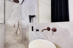 La salle de bains blanche est pourvue d'une douche et de toilettes. dans l'établissement Lovely Bedroom with Jacuzzi 2P Chatelet, à Paris