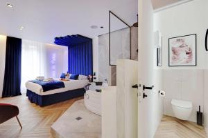 パリにあるLovely Bedroom with Jacuzzi 2P Chateletのベッドルーム(キングサイズベッド1台付)、バスルームが備わります。
