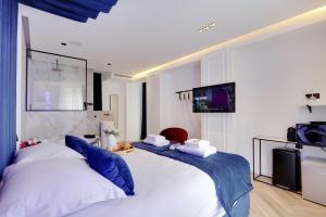 sypialnia z 2 łóżkami i telewizorem z płaskim ekranem w obiekcie Lovely Bedroom with Jacuzzi 2P Chatelet w Paryżu