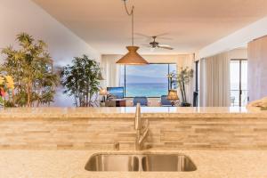 Et tv og/eller underholdning på Outstanding ocean Views 2Bd! sk373 - Sullivan