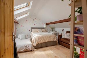 um pequeno quarto com 2 camas e uma janela em Cozy room in Stoneybatter, Dublin em Dublin