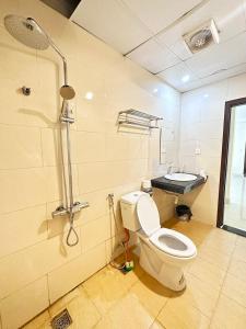a bathroom with a toilet and a shower at THANHLOI HOTEL in Mỹ Ðuc