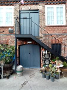 un garaje con una puerta azul y algunas plantas en Masons Arms, en York