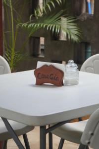 莫约加尔帕Casa de Gio的坐在白色桌子顶上的木牌