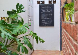 un cartello sulla lavagna sulla porta di un ristorante di Botánica! Casa restaurada a Villa Ballester