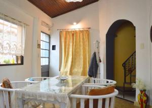 una sala da pranzo con tavolo e sedie di Botánica! Casa restaurada a Villa Ballester