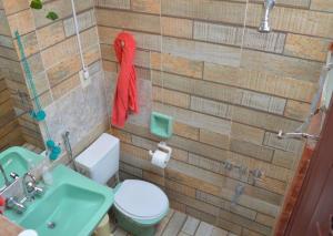 un bagno con un water e un lavandino con un asciugamano rosso di Botánica! Casa restaurada a Villa Ballester