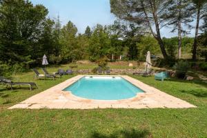een zwembad midden in een tuin bij Maison Marvic, Le Laurier T2 in Apt