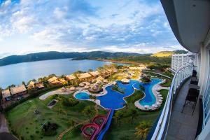 Tayayá Aqua Resort في ريبيراو كلارو: اطلالة جوية على منتجع مع حديقة مائية