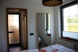 1 dormitorio con 1 cama, 2 ventanas y puerta en Ferienwohnung mit Herz in Bautzen en Bautzen