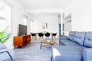 uma sala de estar com um sofá azul e uma mesa em Franklin Suites South Beach em Miami Beach