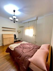 ein Schlafzimmer mit einem großen Bett in einem Zimmer in der Unterkunft 3Bedroom next to Downtown Mall New Cairo in Kairo