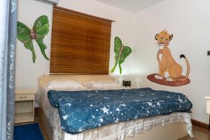 Un pat sau paturi într-o cameră la OTF Rooms & Apartments
