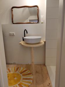 バート・ゾーデン・アレンドルフにあるTiny House an der Werraのバスルーム(シンク、鏡付) +11枚の写真