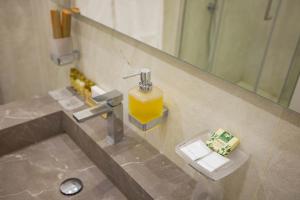 La salle de bains est pourvue d'un lavabo et d'un miroir. dans l'établissement Domus Deorum Deluxe, à Naples