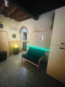 uma sala de estar com um sofá verde num quarto em Rustico San Jacopo em Gallicano