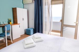 Una habitación con una cama con dos toallas. en Hotel Vila MAX en Durrës