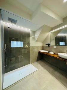 y baño con ducha acristalada y lavamanos. en Al Gabbiano "Suite" en Portovenere