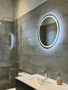 a bathroom with a sink and a mirror at Rosemary Studio in Chorto