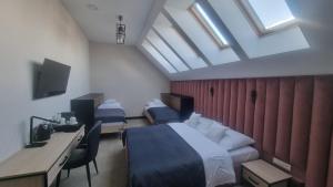 um quarto de hotel com uma cama e uma clarabóia em Piotruś Pan em Brzesko