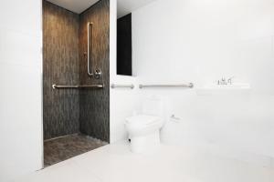 La salle de bains est pourvue d'une douche et de toilettes. dans l'établissement Franklin Suites South Beach, à Miami Beach