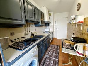 Kuchyňa alebo kuchynka v ubytovaní 2 bedroom flat with terrasse & car-park Nice Ouest