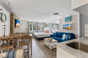 een woonkamer met een blauwe bank en een bed bij Beachcomber Resort in Avalon