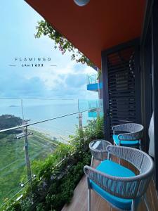 uma varanda com cadeiras e vista para o oceano em Flamigo Ibiza Hải Tiến Tầng 16 em Nam Khê
