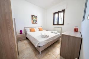 - une chambre avec un lit et 2 serviettes dans l'établissement Villa Giada, à Francavilla Fontana