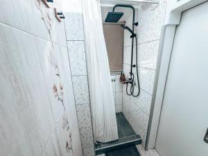 y baño con ducha y puerta de cristal. en Dear_Jo_Guesthouse, en Vathý