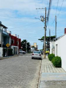 een auto geparkeerd aan de kant van een straat bij Sua Casa em Navegantes SC in Navegantes