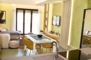 TV/trung tâm giải trí tại Bianco Mare Delfino Apartment +6 ảnh