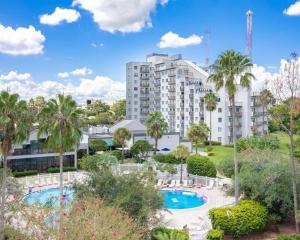 uma vista para um resort com piscina e um edifício em 6165 Carrier Drive 3805 em Orlando