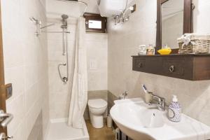y baño con lavabo, aseo y ducha. en One bedroom apartement with wifi at Arce, en Arce